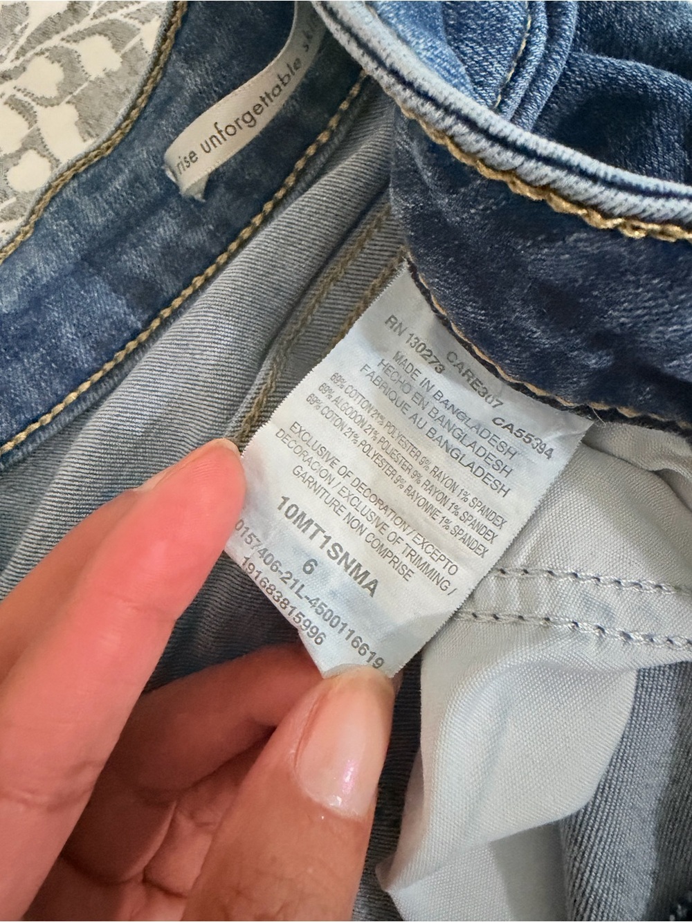 Wrangler Light Blue Denim Jeans with Red Logo - Picture 6 of 6